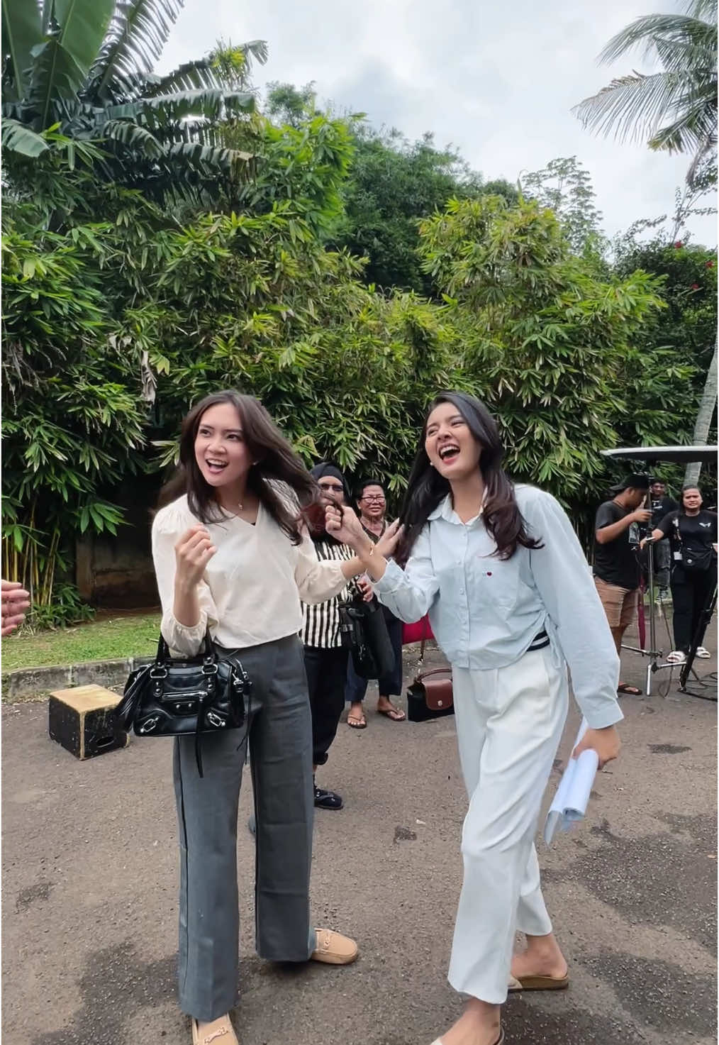 Adegan ini tidak untuk ditiru ya 😅 Maya abis pamer rambut barunya depan Aini nih ceritanya 💇‍♀️ Tonton terus ya 