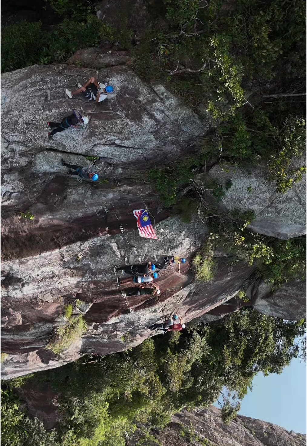Kawan mana yang korang akan ajak untuk buat via feratta dkt pulau tioman ni ? Huhu #viaferatta #gunungneneksemukut #Hiking #mukut #tioman#CapCut 