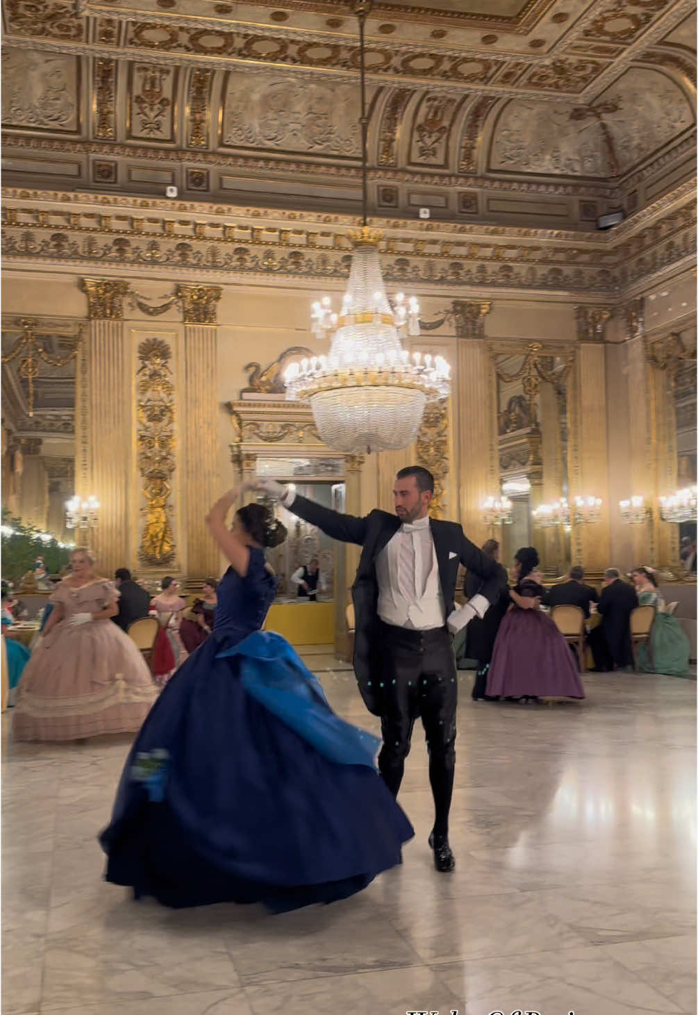 ✨🌹✨ When the dance floor stretches out before you, completely at your own pace, and the perfect moment invites you to reveal all the grace and elegance of the waltz. ✨💃🏻✨ 💃🏻 : @maevabarlier 🏛️ : Teatro Peteuzzelli de Bari - Italia 🇮🇹 🎼 : @carnetdebals  #waltz #valse #grandbal #bal #ballroom #ballroomdance #dance #ballroomdancing #danse #elegance #dancing