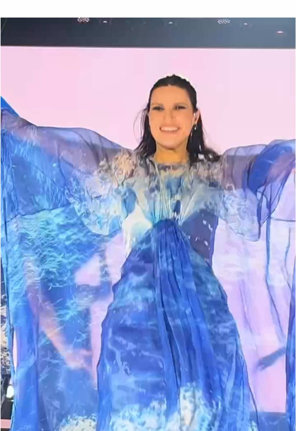 Un secondo sprecato è un secondo perso 💙🩵 @Laura Pausini  #zero #laurapausini #wintertour #worldtour2024 #messina #music #concert #lultimanottedellanno