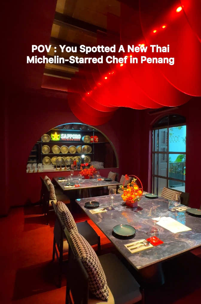 New Michelin-Star Chef Spotted in Penang ✨ Yes this is one of the restaurants I’ve been waiting to visit ever since I found out that the renowned non pork Michelin-starred Chef Ton is one of the key people in charge here. You just know the food is going to be absolutely delicious! But what I didn’t expect was how exquisite the ambiance would be—it’s truly perfection. Everything here is just amazing! Yes make sure to book your table on Google Map, Sood By Chef Ton before heading over, as reservation slots are very limited right now 🫶🏼 My Recommendation : 🐙 Grilled Squid w/ Passion Fruit Sauce RM54 🍗 Green Curry Grilled Chicken RM42 🦀 Crab Fried Rice RM69 🦐 Grilled River Prawn w/ Sweet Sauce RM155 🐟 Galangal Soup Fish w/ Mushroom RM59 🌶️ Sweet & Spicy Fried Chicken RM25 📍 33 Lebuh Farquhar | Georgetown  ⏰ 5pm ~ 10pm | Mon Closed  . . . #penangfood #penangfoodie #thaifood #thaifoodlover #michelin #michelinchef #chefton #penangcafe #foodreview 