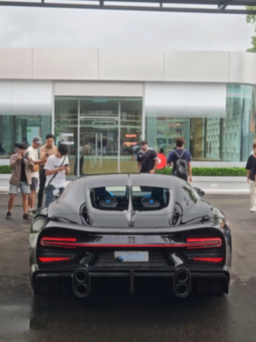 First Johor car meet of the year and its already wild 🏎💨 🇲🇾 . . . . . . #fypシ゚viral #fyp #carsofinstagram #car #carffeine #carmeet #cars #lamborghini #lamborghinireventon #bugattichiron #bugatti #bugattichironss #johor #johorbahru #malaysia #carsoftiktok 