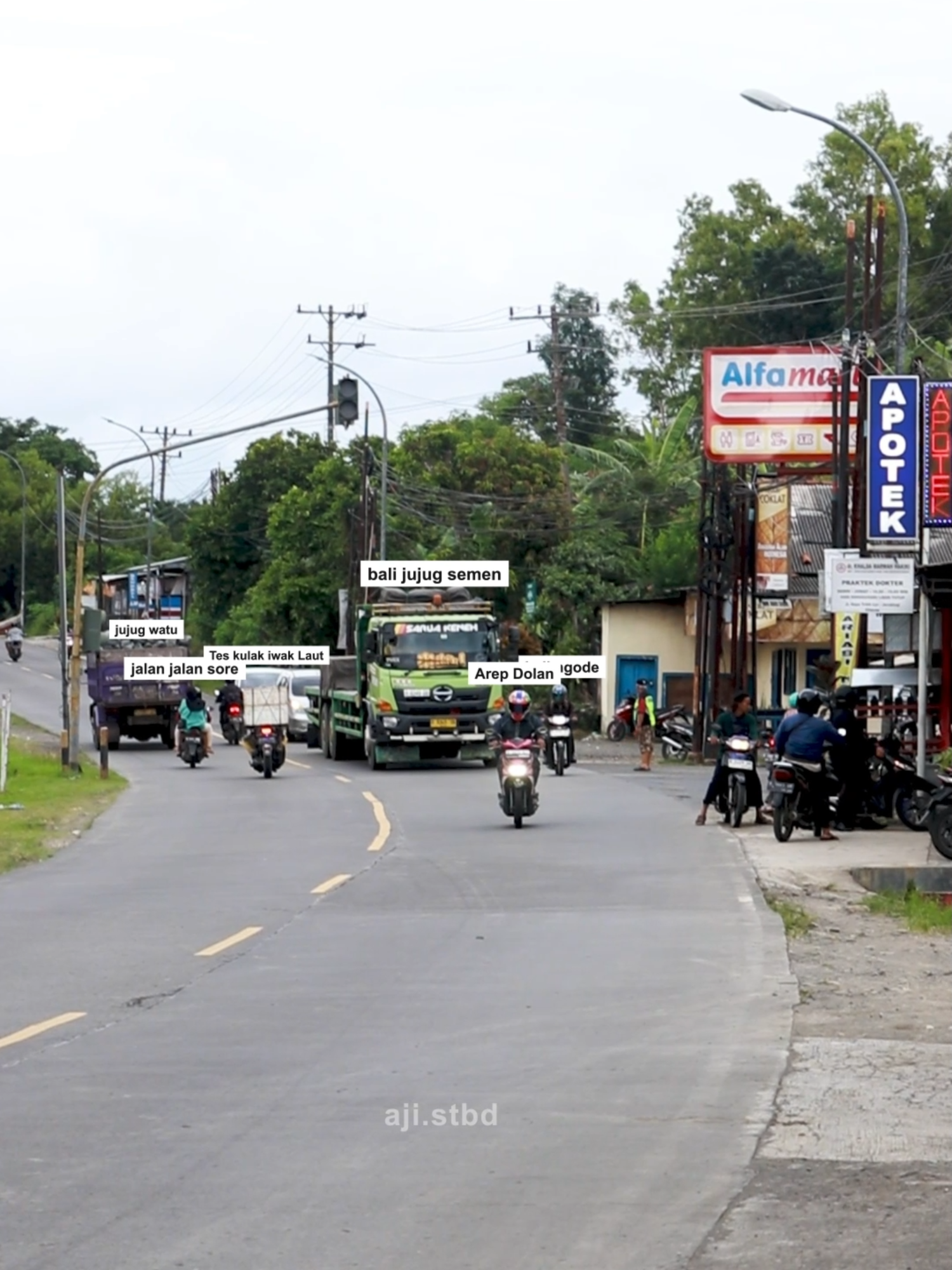 suatu sore di pertigaan kreweng, dekat bandara cilacap,  masing masing dengan tujuanya yang berbeda( kayane(hanya untuk hiburan)) #cilacap #vibes #senja