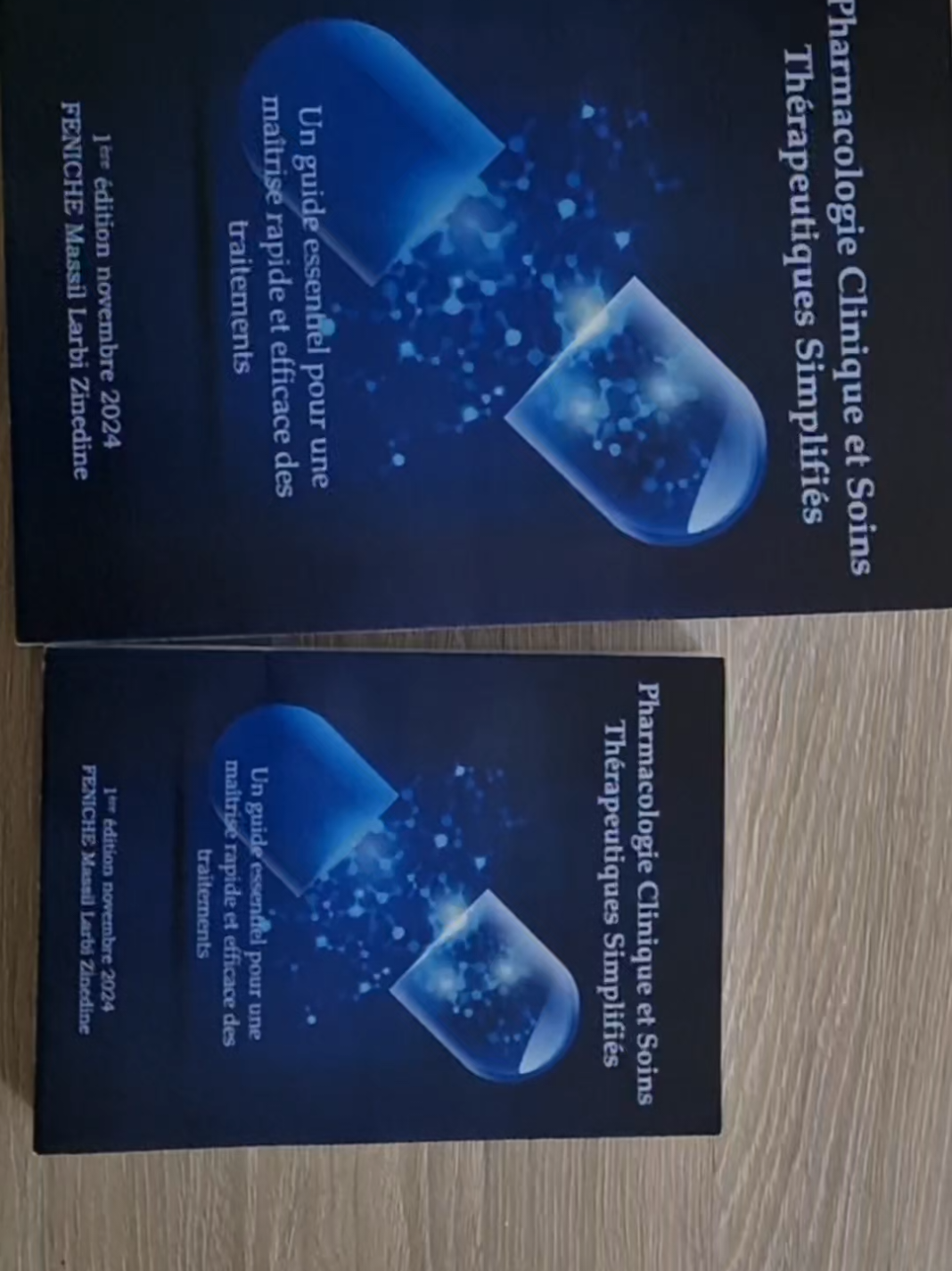 Tbe7rt m3e les medicaments et ge3 les molecules hani jebtlk l7el !  Ce guide est un  ✨️OUTILS INDISPENSABLE✨️ pour maîtriser les médicaments !  ✨️✨️c'est un mix entre de la chimie therapeutique de la clinique et même de la pharmacologie !! ✨️✨️ Conçu pour simplifier la compréhension des classes thérapeutiques, il vous propose :  ✅️ des  tableaux clairs ✅️ des astuces mnémotechniques ✅️des conseils clair et concis   ✅️ des QCM adaptés pour réviser  efficacement. Parfait pour réussir vos examens et pratique professionnelle ! Vous avez le choix entre PETIT FORMAT  et GRAND FORMAT  c'est vous qui choisissez Pr plus d'informations remplissez le formulaire en bio 🙏✨️