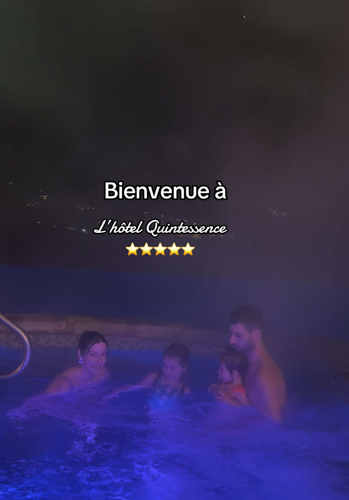 Un hôtel chaleureux où passer des moments inoubliables en famille 🥹  Merci @Hôtel Quintessence 🍁❄️ #hotelquintessence #michelinguide #michelinhotel #canada #travel #familytime #neige #voyage 