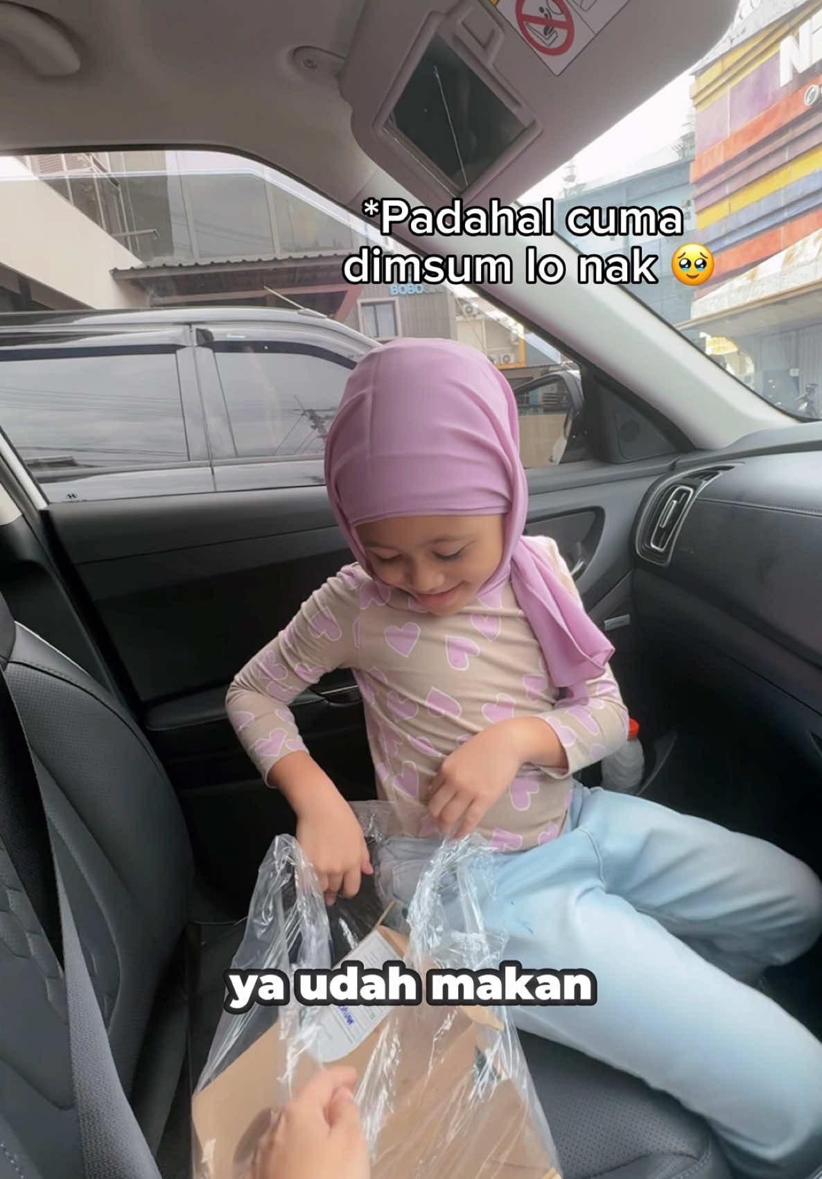 Bahagia perempuan itu sederhana yaitu makan🤭