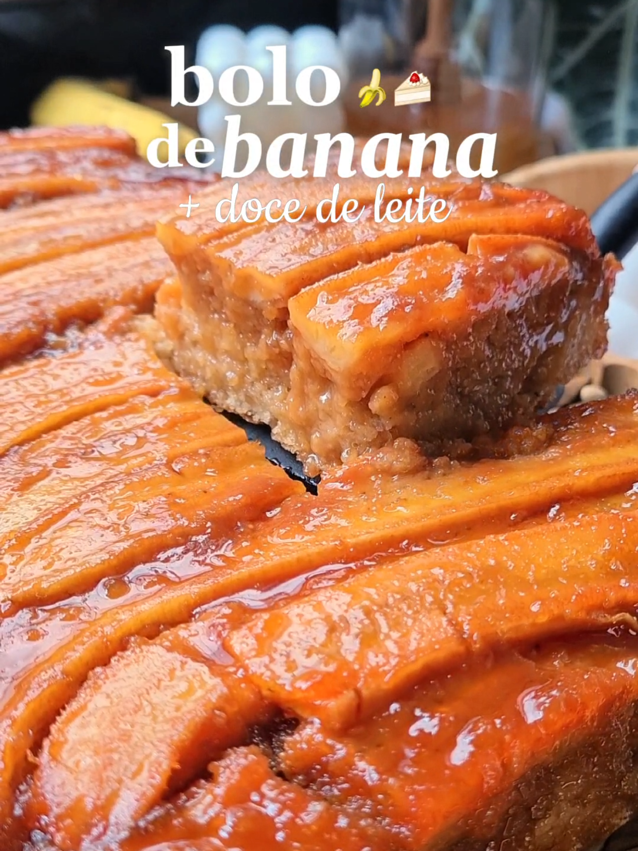 Bolo de banana com doce de leite 🍌 👉 Calda: • 1 xícara e meia de açúcar • 3/4 de xícara de água  1. Em uma panela, adicione o açúcar e cozinhe em fogo baixo até que todo o açúcar esteja dissolvido. Depois adicione a água aos poucos, mexendo bem até incorporar. 2. Despeje o caramelo no fundo da forma de bolo e distribua as fatias de banana sobre o caramelo. 👉 Massa: • 3 ovos • 1 xícara de açúcar • 2 colheres de sopa de margarina • 1 xícara de leite (morno) • 2 xícaras de farinha de trigo (peneirada) • 1 colher de chá de Canela (opcional) • banana picada (opcional) • 1 colher de sopa fermento 1. Bata os ovos com o açúcar até obter um creme claro. 2. Adicione a manteiga e o leite, misturando bem. 3. Acrescente a farinha e a canela, misturando até incorporar. Em seguida, adicione a banana picada. 4. Por último, adicione o fermento e misture suavemente, apenas até incorporar na massa. 5. Despeje a massa na forma e coloque algumas colheradas de doce de leite sobre a massa.  6. Leve ao forno preaquecido a 180 graus por 40 a 45 minutos. #receitas #bolo #bolodebanana  #bolosimples #bolocaseiro #bolodebananacaramelizada #receitasimples #receitasfaceis #doce #sobremesa #confeitaria #lanche #fyp #bakingtiktok #Recipe 