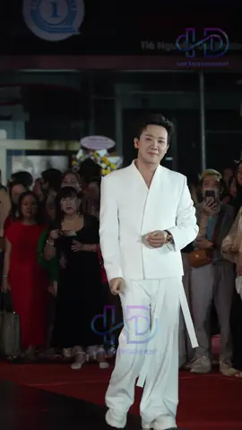 Trấn Thành bất ngờ xuất hiện trên thảm đỏ Bộ Tứ Báo Thủ ##tranthanh #botubaothu #nhdentertainment