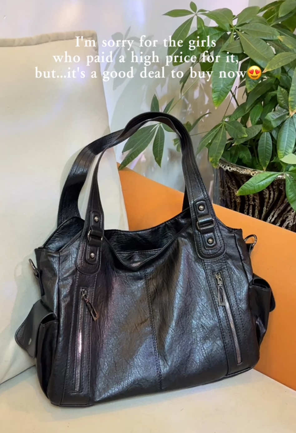 SO COOL ，The quality is really good, and it's a great deal today. #leatherbag#leatherpurse #purse #bag #handbag #handbags #shoulderbag #whatsinmybag #whatsinmypurse #cute #toocute #fashion #viral #bagessentials #punk #punkstyle #bagcollection #bags #falldealsforyou #fallfreshness #falloutfits #fallstyle #fallfashion #ootdinspo #tiktokshopblackfriday #tiktokshopcybermonday #tiktokshopholidayhaul #spotlightfinds