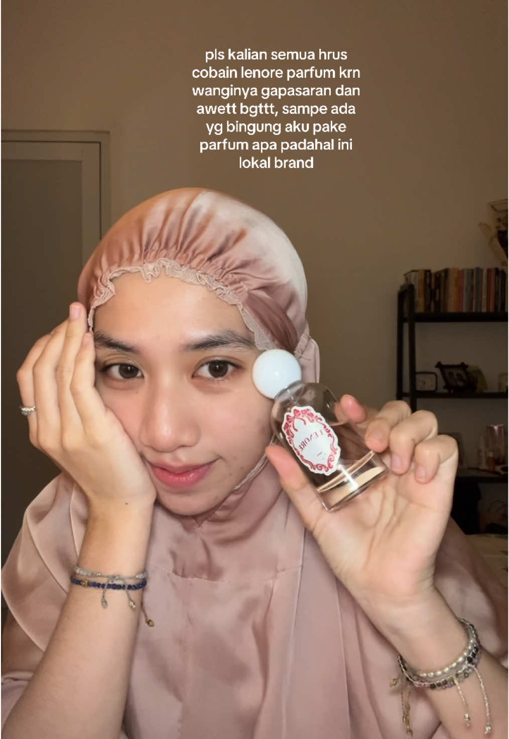 pecinta wangi rose yg kalem tp ninggalin kesan ke orang2 plis kalian hrus cobain snowabeaute yg variant lenore ini ENAKK BGTT + splnya manteepp!❤️‍🔥❤️‍🔥 #parfumviral #lenore #wangiseharian 