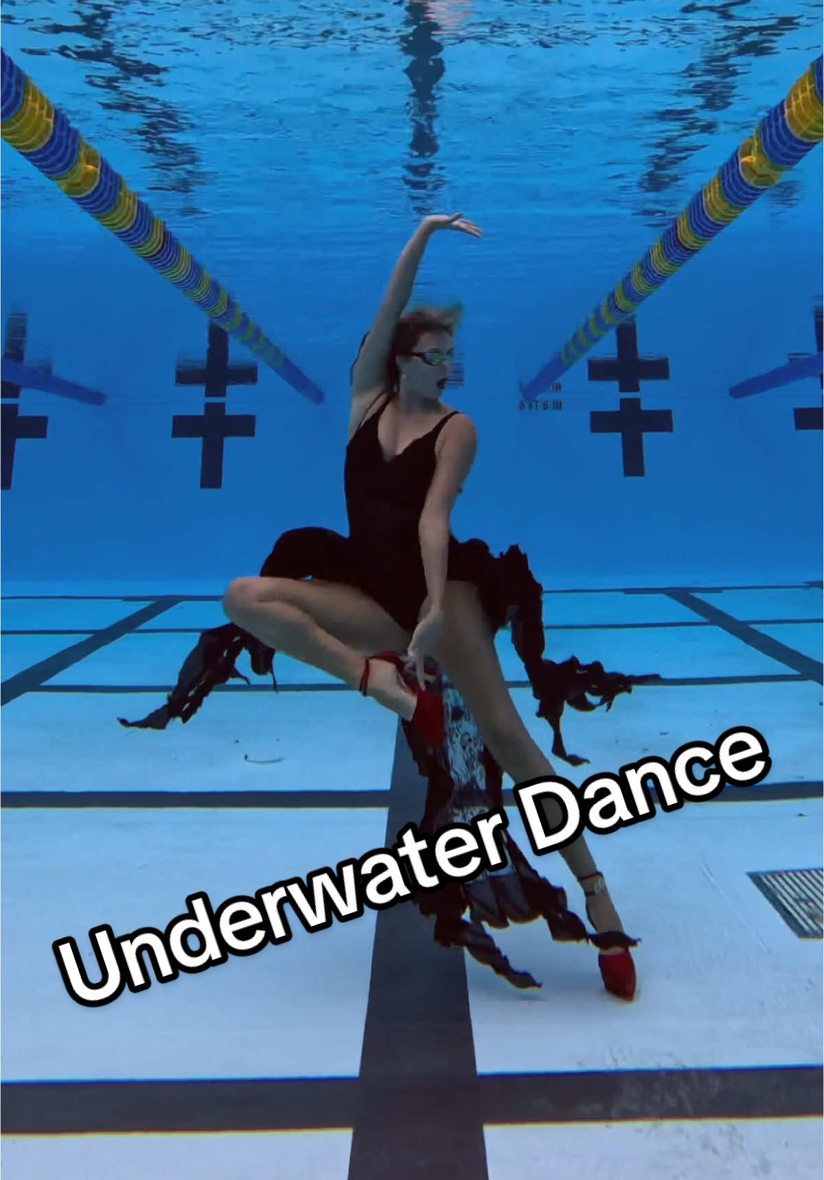 Underwater dance 👠💦 #Underwater #dance #underwatertiktok #heels #pool 