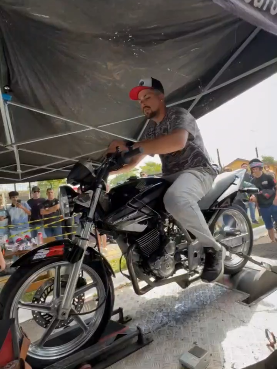 Foguetão de 251 KM/H de rua 🚀 Pneu saiu do grupo 💥😂 . . . . . . #twister #motorcycle #motoforte #motorzao #explore #fyp #foguete #honda @Neguinho preparações 