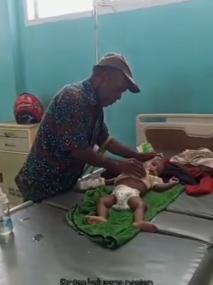 Seorang Balita Dilarang Makan Selama Dua Hari Oleh Petugas Kesehatan Di Rumah Sakit Sriwini (RSUD) Nabire Hingga Pasien Meninggalkan Dunia. - Januari 18, 2025 KNPBnews,Sabtu 18/01/2025 seorang pasien anak ( bayi ) meninggal dunia akibat kelalaian pihak RS, hingga terjadi bentrok antara Masyarakat dengan aparat Militer yang di RSUD Siriwini Nabire ,dikarenakan aparat militer yang berada di rumah sakit tersebut melarang masyarakat yang protes karena pelayanan yang buruk hendak merekam video dan mengambil gambar kondisi pelayanan dan pasien yang buruk.  Akibat pelayanan kesehatan yang buruk seorang anak  yang diperkirakan masih di bawah usia balita meninggal dunia karena dokter melarang memberikan makanan terhadap anak tersebut . Berikut Video keterangan ayah korban meninggal dunia & protes keluarga pasien dari anak  yang menjadi korban hingga mengakibatkan bentrok antara masyarakat dan aparat militer di RS  Indikasi  terjadinya pembiaran dalam proses penanganan terhadap pasien oleh pihak RSUD Siriwini Nabire , sehingga Masyarakat di Nabire terus memprotes pelayanan kesehatan yang buruk yang dilakukan oleh pihak RSUD Siriwini Nabire, hingga saat ini belum ada evaluasi dan penanganan serius terhadap kinerja Rumah Sakit yang masih tidak melakukan pembenahan dan justru membiarkan para pasien di Rumah sakit tersebut hingga warga Masyarakat yang berobat tidak mendapatkan pelayanan Kesehatan dengan baik dan layak .  Bahkan di dalam rumah sakit sendiri di tinggali oleh aparat militer yang beralasan menjaga tempat keamanan hingga ketika banyak Masyarakat yang hendak memprotes pelayanan rumah sakit dengan mengambil video dan gambar justru pihak aparat keamanan yang berada di Rumah Sakit tersebut melarang tindakan tersebut hingga akhirnya terjadi keributan dan baku pukul antara Masyarakat dengan pihak aparat , pada tanggal 18/01/2025 . Masyarakat kecewa dan mempertanyakan kinerja RSUD Siriwini Nabire yang sangat buruk , sehingga Masyarakat menyerukan desakan dengan membangun solidaritas dari seluruh komponen Masyarakat untuk melakukan demonstrasi damai menuntut agar pelayanan kesehatan di RSUD Siriwini harus segera di tindak lanjuti dan di perbaiki.   Sumber KNPB News