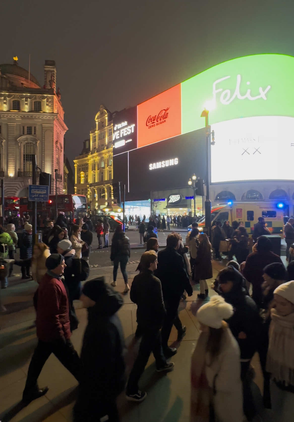 Piccadilly Circus 🎪 #travel 