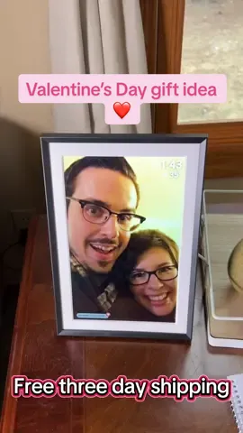 This gift makes the cutest Valentine’s Day present for someone special in your life! ##ValentinesDay##valentinesdaygift##digitalpictureframe##pictureframe
