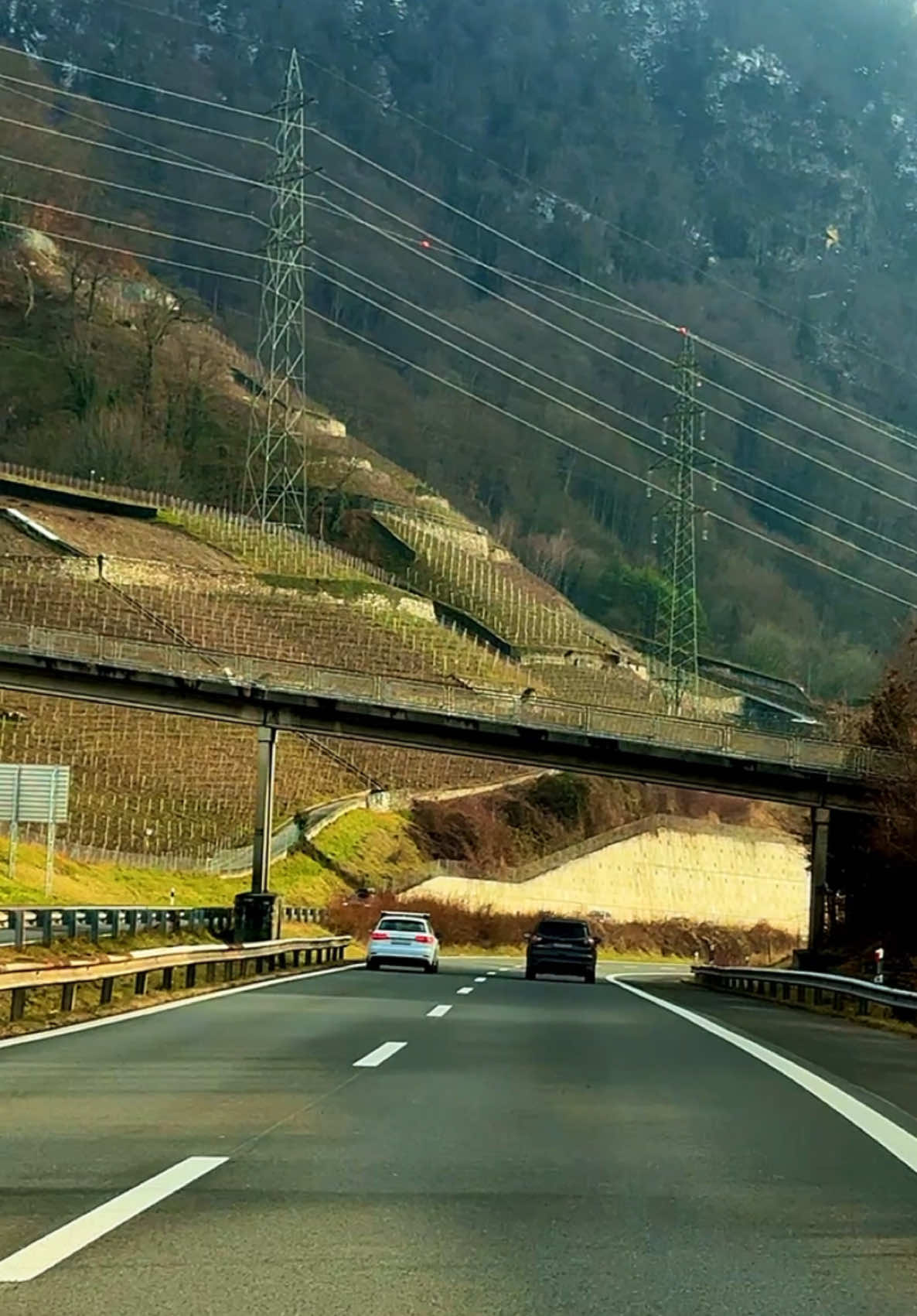 #switzerland🇨🇭 #switzerlandnature #switzerlandtourism #switzerlandtravel #switzerlandmountains #switzerlandmountains #beautifulplaces #beautifulview #cejour #swissroads #claudia__rodrigo 