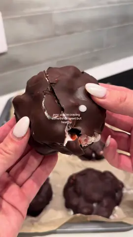 the perfect evening sweet treat 🍫 Ingredients: 1 punnet strawberries 1 tbsp honey 200g Greek yoghurt (can add more or less!) 1 bar dark chocolate 1 tsp coconut oil (to make the chocolate runnier/thinner) #yoghurtclusters #chocolatefruit #strawberryyoghurtclusters 