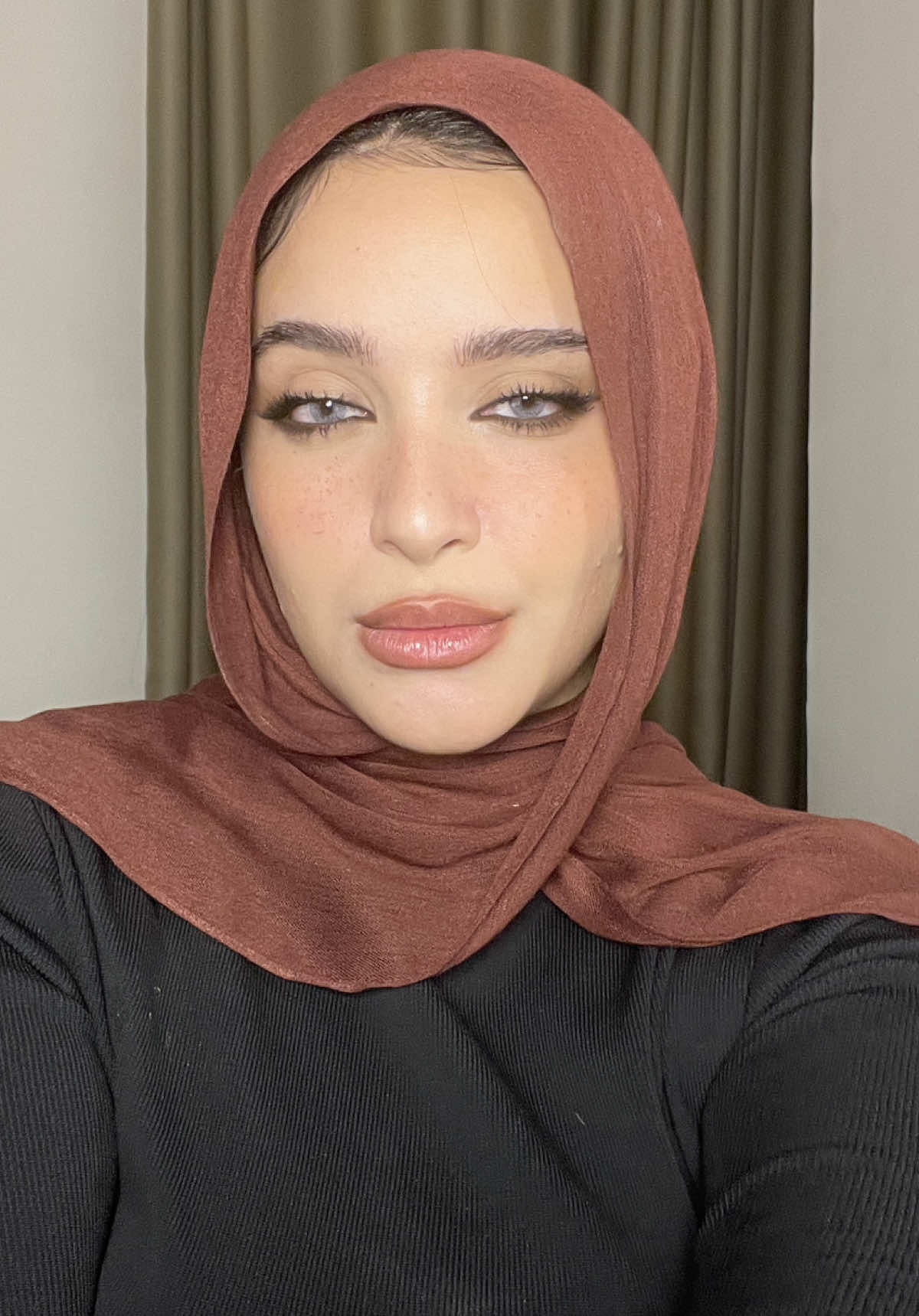 Belie eilsh makeup tutorial 🫶 Gel liner : @L.A. Girl Cosmetics  Concealer and mascara : @Huda Beauty @hudabeautyshop  Eye brow mascara : @Bell HYPOAllergenic Italia  Wax : @Diamond Beauty  Tint : @SHEGLAM  Lipliner : @juicybeautyegyptbyshamss 