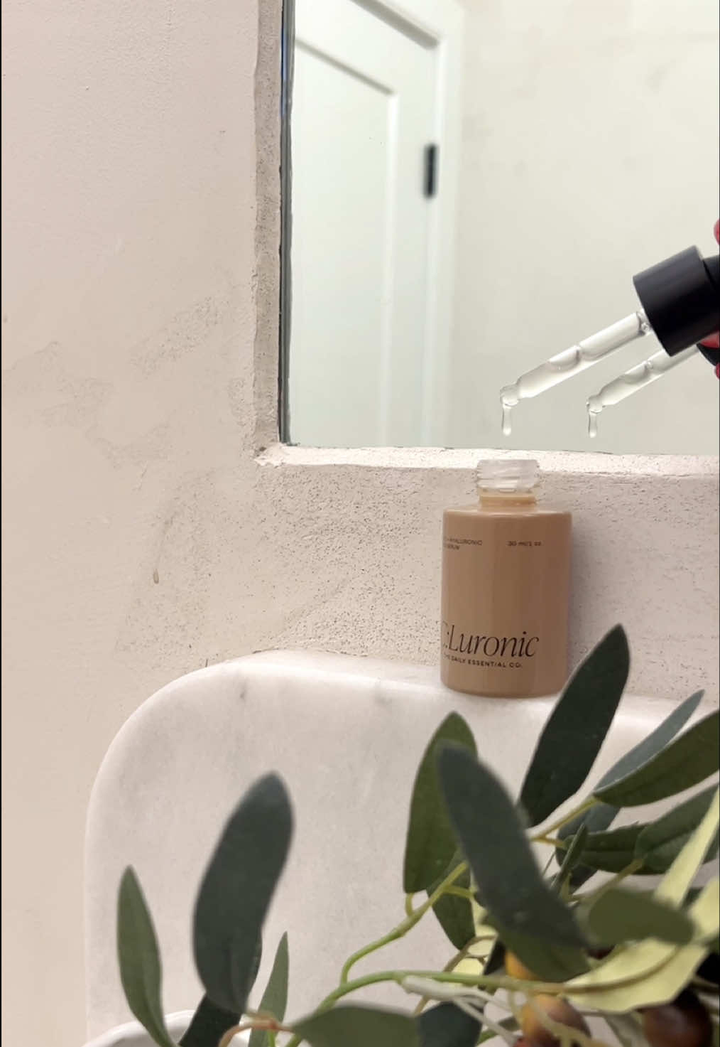 C: Luronic is one of a kind 💫Vitamin C + Hyaluronic Acid work together in this serum to intensely hydrate, reduce the appearance of dark spots, improve tone + texture, +++ protect the skin from free radicals 🌟 If you don't have C:Luronic in your routine, you should! #cleanskincare #skintok #skincare #vitamincserum #hyaluronicacidserum #naturalskincare 