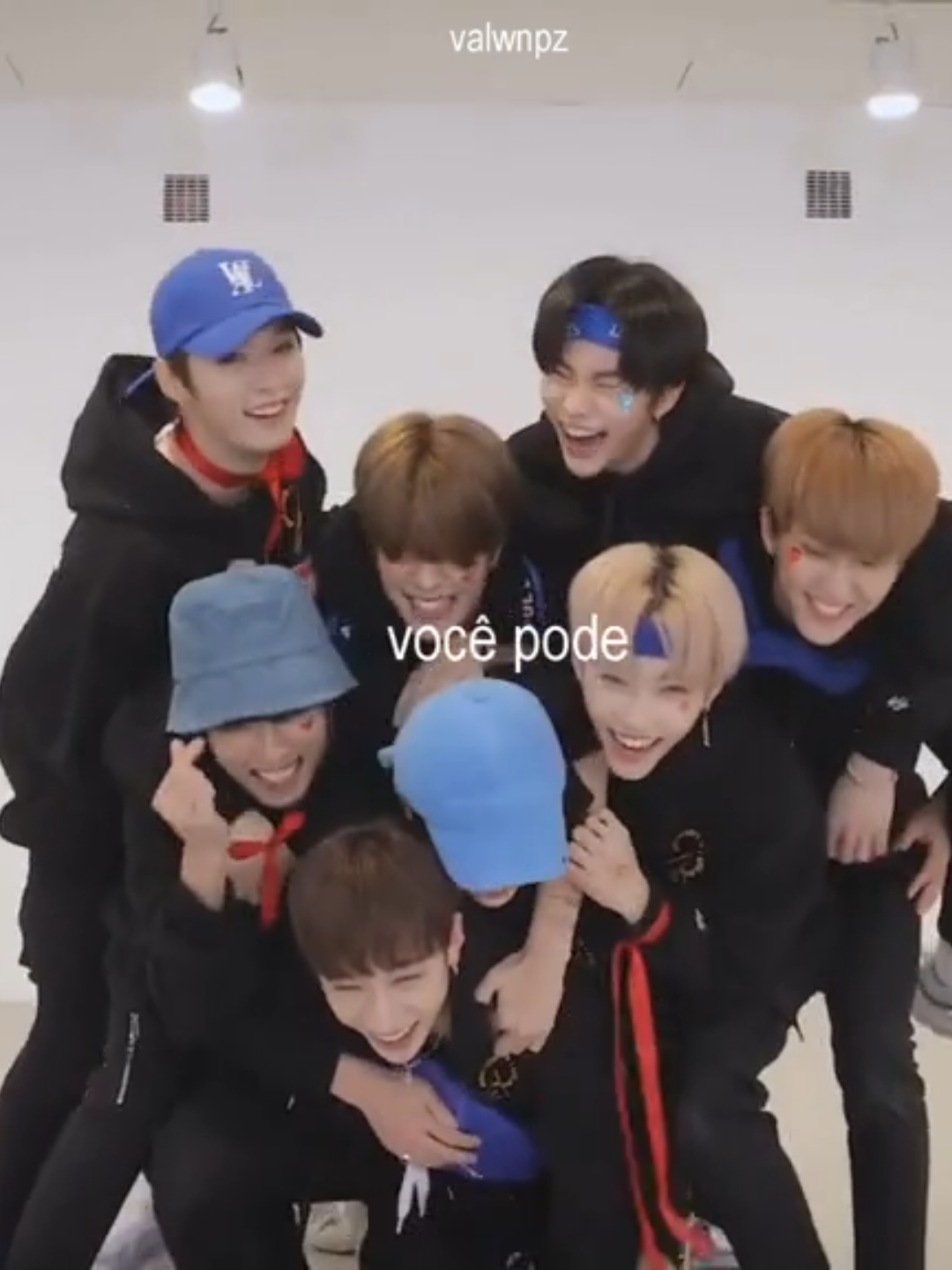 minhas 8 pessoas favoritas pra todo o sempre 🙁 ainda to sem acreditar que daqui exatos 78 dias vou poder ver eles de pertinho e que daqui 9 meses vou completar 3 anos no fandom 🫤🫤 buabua skz eu amo tanto tanto voces #straykids #skz #ot8 #edit #skzedit #straykidsstay #fyp #viral #valwnpz 