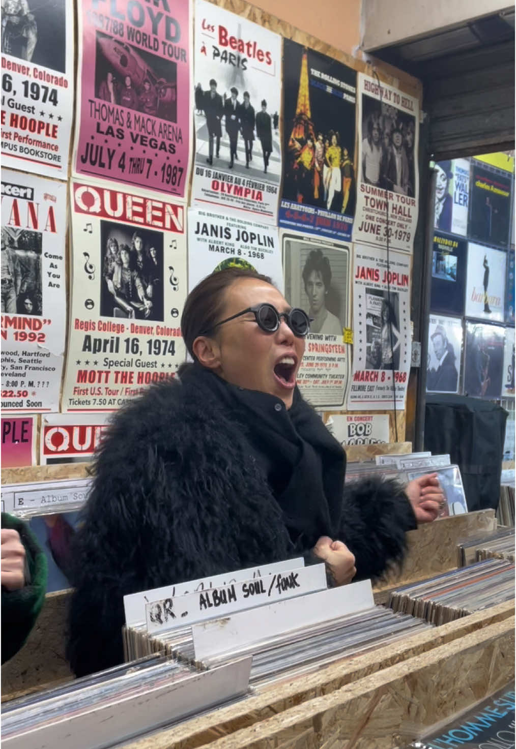 #vinylsshop #records #paris #fleamarket #recordsshop #life #moment #goodvibes #goodtimes #videooftheday #dancer #dance #saturday #vibes #donnasummer #grateful #today 