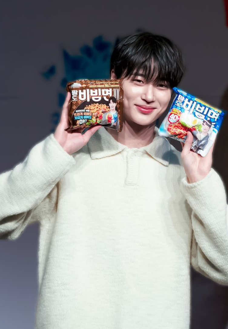 ✨ ¡El ramen Paldo Bibimmyeon favorito de Byeon Woo Seok ya está disponible en Purple Seul!✨  🍜 Recomendación para prepararlo: 1️⃣ Cocina los fideos en agua hirviendo por 3-4 minutos.  2️⃣ Escúrrelos completamente, dejando un par de cucharadas de agua.  3️⃣ Mezcla con la deliciosa salsa dulce y picante que lo caracteriza.  4️⃣ ¡Disfrútalo frío o Caliente para una experiencia auténtica!  Pocas unidades disponibles!🚨  📦 Hacemos envíos a todo Chile.  📩 Escríbenos en Instagram @purpleseul7 para hacer tu pedido antes de que se agoten.  #PaldoBibimmyeon #ByeonWooSeok #RamenCoreano #SnacksCoreanos #PurpleSeul #ComidaCoreana #koreafood #KFoodChile 