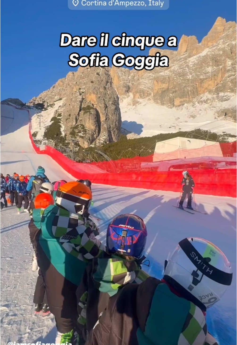 Durante la ricognizione i bambini delle scuole di sci gioiscono quando danno il 5 a Sofia Goggia. 🤩 #sportazzurro 