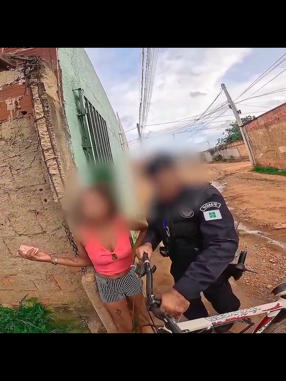 Extrema pobreza, os PMs cumpriram um mandado de pr1são, ao entrar na casa do indivíduo o PM se deparou com uma situação de extrema pobreza.  #policia #rocam #pm #prf #abordagempolicial #bope #observacionesdiarias #fyp 