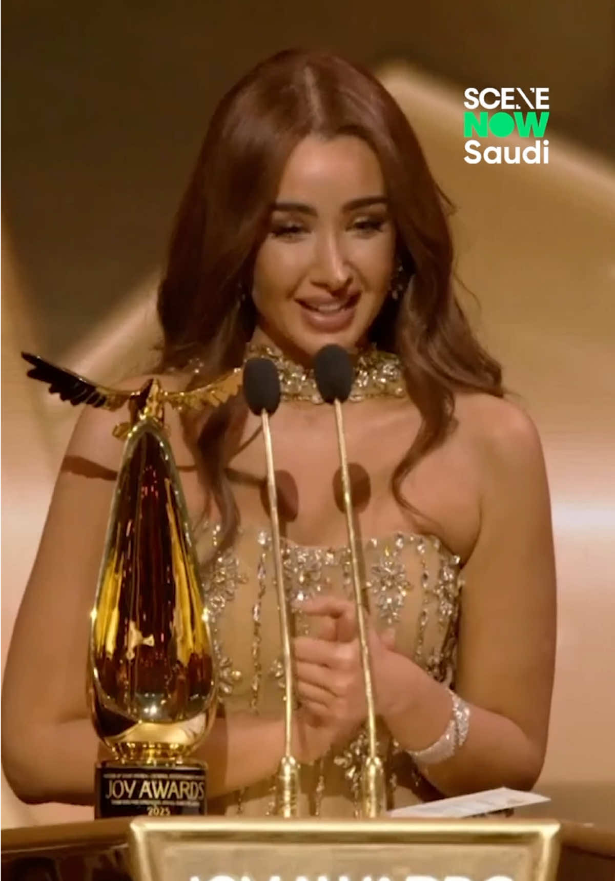 Matthew McConaughey presents the Best Actress Award to Egyptian actress Hannah El Zahed for her role in ‘Fasel Mn Al Lahazat El Laziza’. @scenenowsaudi live from the Joy Awards at Baker Alshady Theatre in Riyadh Boulevard, the largest event honouring artistic achievements across the Arab world. 🎥 @mbcgroup