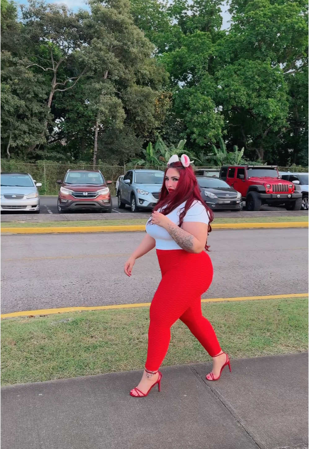 Me acompañas?💕 #curvy #fy #parati #peliroja #plussize #fypシ゚ #foryoupage #curvygoth #gothgirl #walk #fyppppppppppppppppppppppp #gothicc #curvygirl 