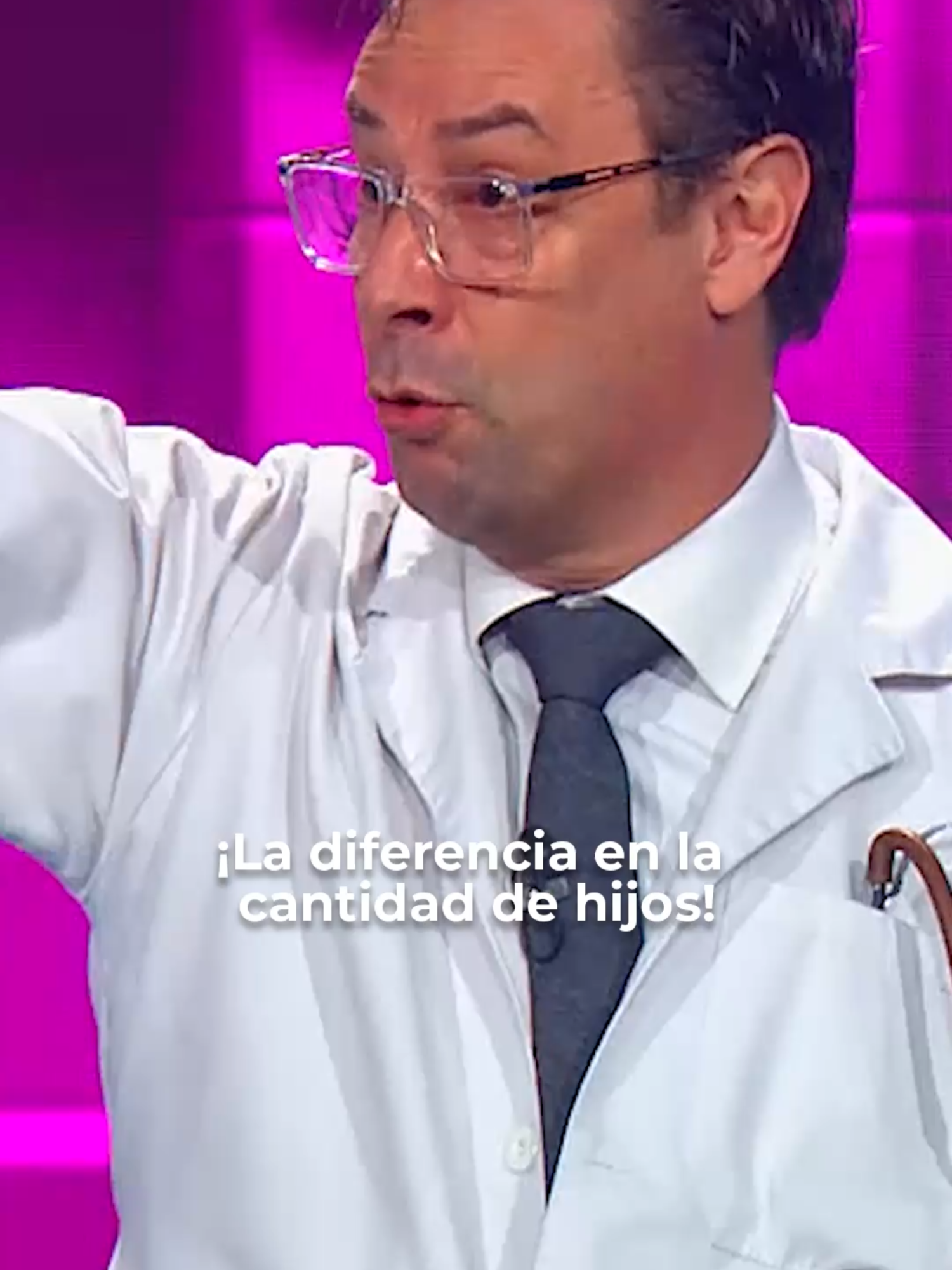 El Mono Sánchez nos cuenta cómo cambia la vida de los padres según cuántos hijos tengan. 🤔 ¡Unos salen ganando más que otros! ¿Y tú, en cuál categoría estás? 👶👧👦 #SábadosFelices  Disfruta de más contenido en www.caracoltv.com/sabados-felices