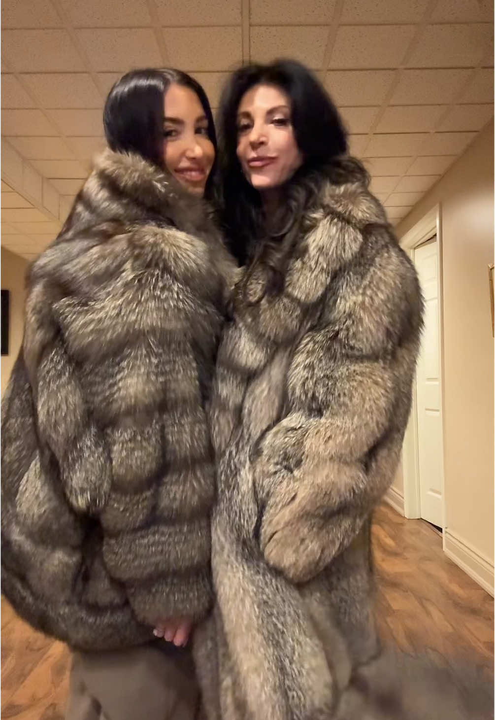 Saturday night POV in mom’s vintage closet 🪞#vintagefashion #vintagefur #1980saesthetic #1980sfashion #mom #momanddaughter 