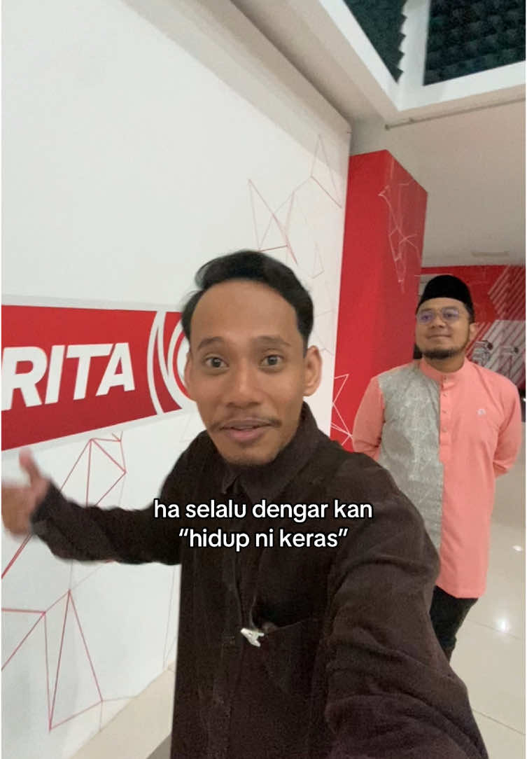 “Hidup ni keras” Kadang tu sebenarnya kita selalu sangat merungut dan serabut terhadap benda yang kita sedang lalui . Yelah plan tu tak jadi , plan ni tak jadi . Semua benda yang kita “harapkan” tak jadi . Tapi kan sebenarnya dalam kita tak sedar , kalau kita tahu dan yakin bahawa apa yang kita sedang lalui ni ada hikmahnya walaupun kita dah usaha sebaik mungkin , kita sentiasa ada Dia yang maha kuasa dalam apa apa sahaja situasi yang kita tengah hadapi kita akan merasa tenang . Bak kata Ustaz @Rahmat ikhsan “Hidup ni keras , tapi kita ada Allah maha lembut” . Jadi jangan sedih , jangan jatuh lama lama ingat kita ada Allah .