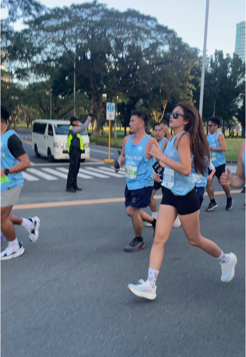 NGUMITI AT KUMAWAY PA, PARA SIYA TALAGA SI TOM CRUISE SA MALAPITAN,NAKO HIMLAY NA HIMLAY AKO, TAO BA BA ITO, ang ganda2 niya!🔥❤️🏃‍♀️ #binirun2025 #biniaiah #biniph #binirunmun