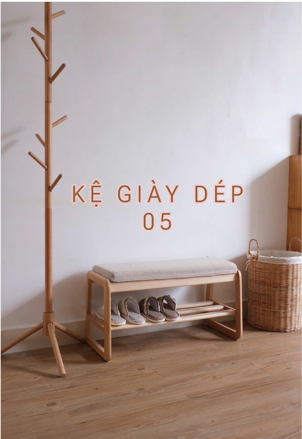 Kệ kết hợp ghế ngồi mang giày 🌸 Khung gỗ tự nhiên kết hợp đệm ngồi bạn có thể để cạnh cửa ra vào thuận tiện việc cất gọn giày dép và ngồi mang giày mỗi khi cần 👏🏻 #homedecorideas #trangtrinhacua #decoration #kệ #ghế #vtvcab 