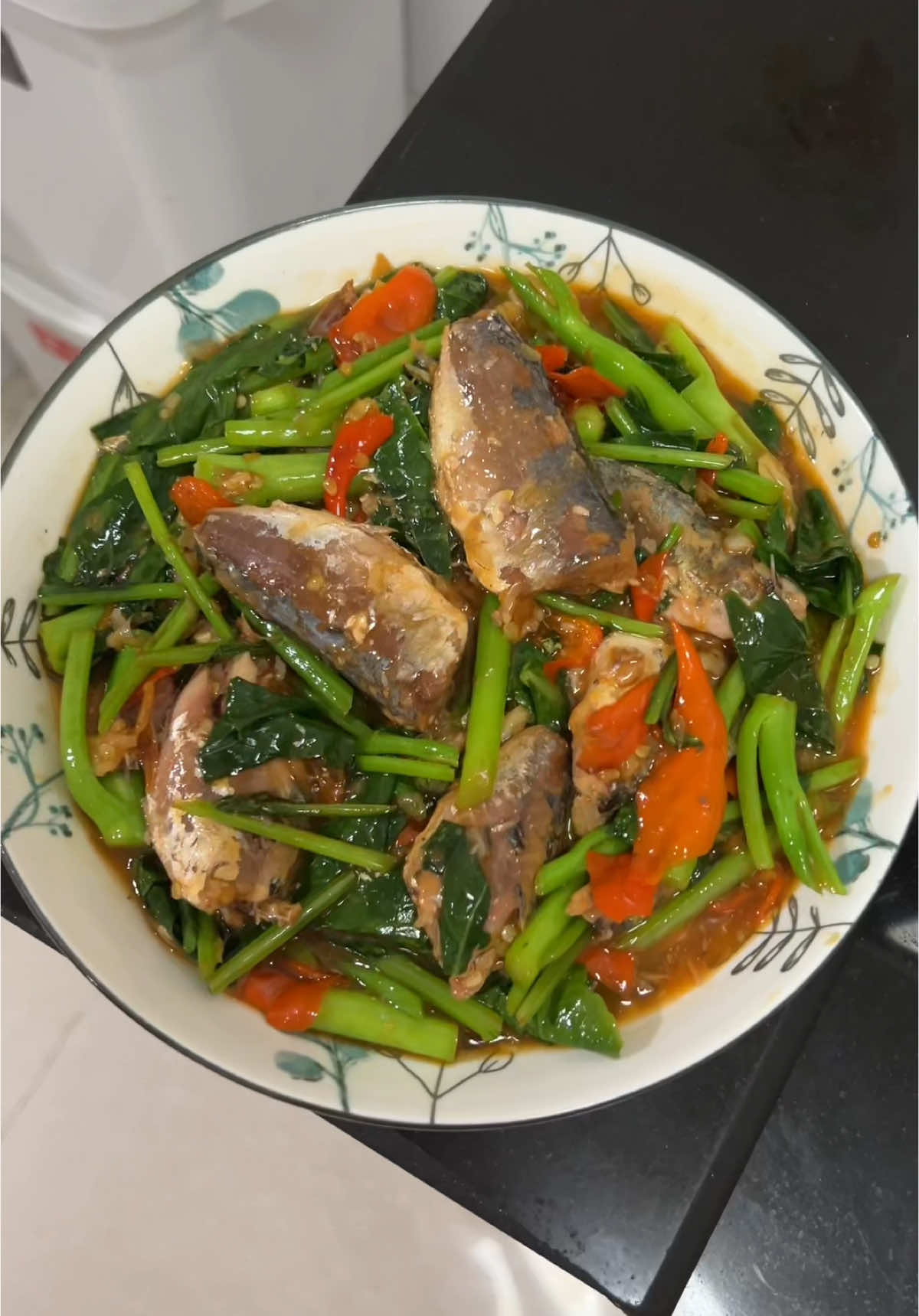 ผัดคะน้าปลากระป๋อง🐠🌶️🧄🥬#ทําอาหาร #tiktok 