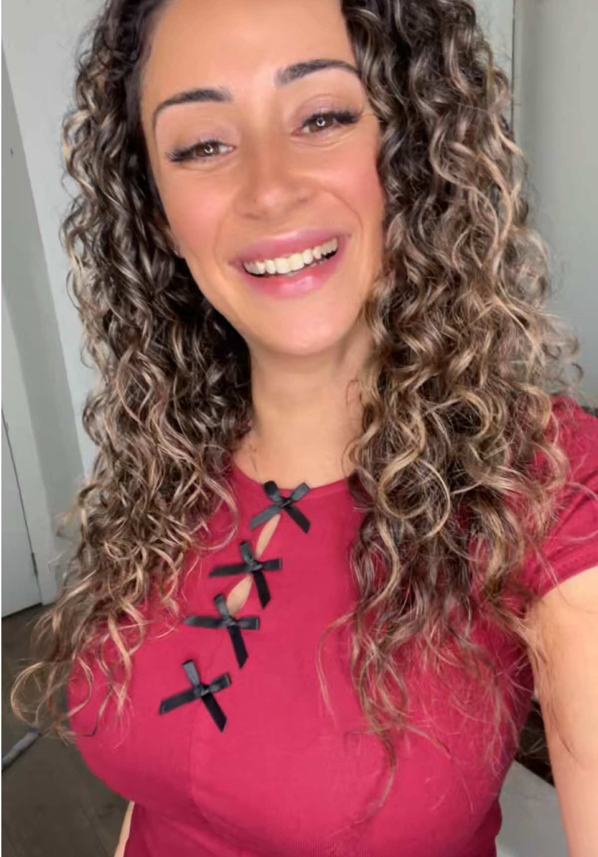 The world needs more happy and positive energy! Let’s make a change and help other women be more confident and more productive rather than being negative and hateful towards other women 🥰 #haters #hating #bullying #bullyingawareness #womensupportingwomen #sydney #australia #larocheposay #curlyhair #bondiboost 