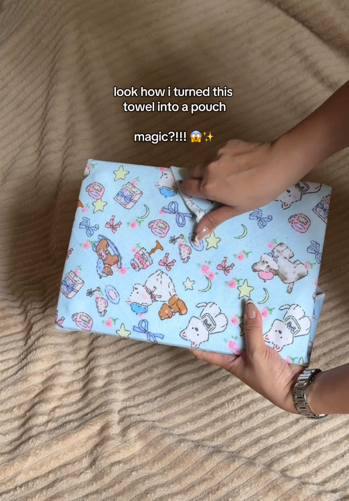 giiiiirl, this towel can even hold my laptop!! grabe magic towel nga 🤩💫 #pouch #pouchbag #magicpouch #makeuppouch #makeupbag #lazymakeupbag #towel #magictowel #fyp #trending #viral 