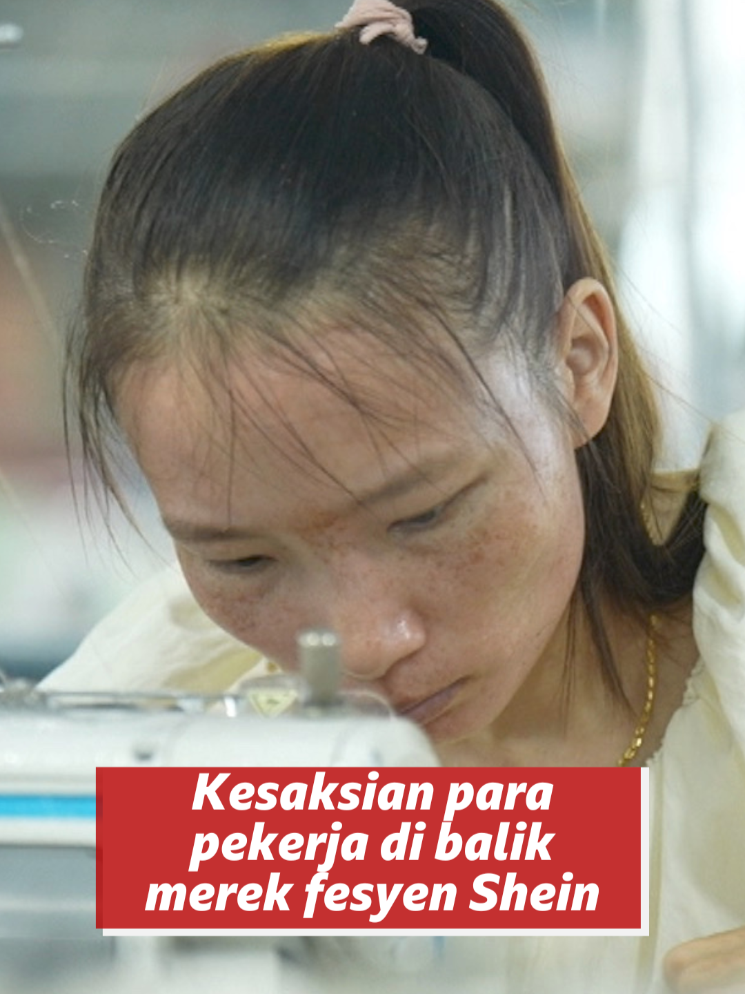 Pabrik tekstil Shein adalah salah satu perusahaan terbesar di Guangzhou, China. Para pekerja yang membuat pakaian untuk perusahaan raksasa mode tersebut mengatakan kepada BBC bahwa mereka bekerja hingga 75 jam seminggu. Ini melanggar aturan ketenagakerjaan di China. Shein mengakatan pihaknya berkomitmen untuk memastikan perlakuan yang adil bagi seluruh pekerja. Apa kata para pekerja? Simak video berikut. #pabrik #pakaian #China