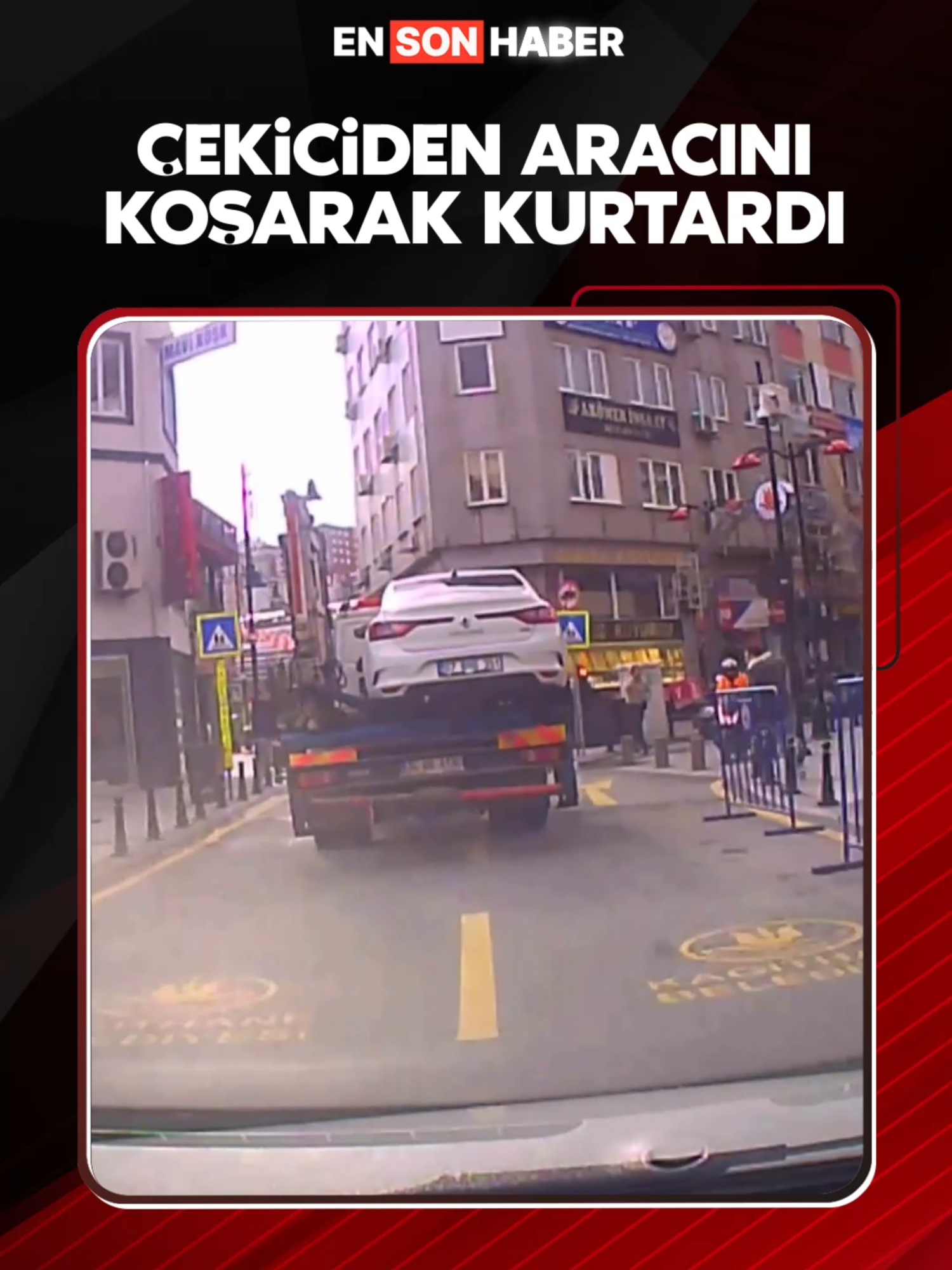 Kağıthane'de bankaya giden sürücü, trafik çekicisinin aracını götürdüğünü görünce metrelerce peşinden koşarak arabasını kurtarmayı başardı. #araba #çekici #trafik #polis