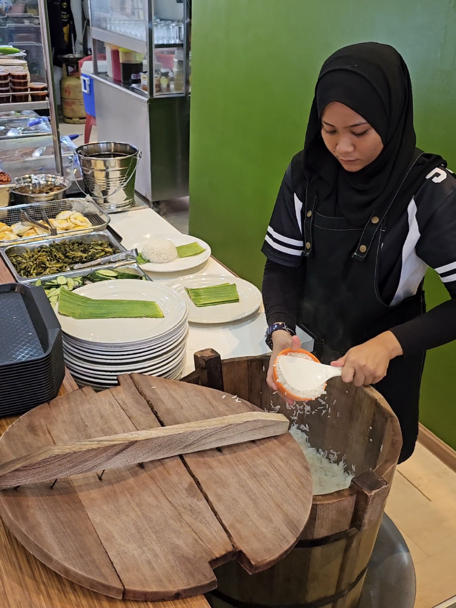 Baru bukak jugak ni. nasi lemak malam hari. kat masjid tanah. 