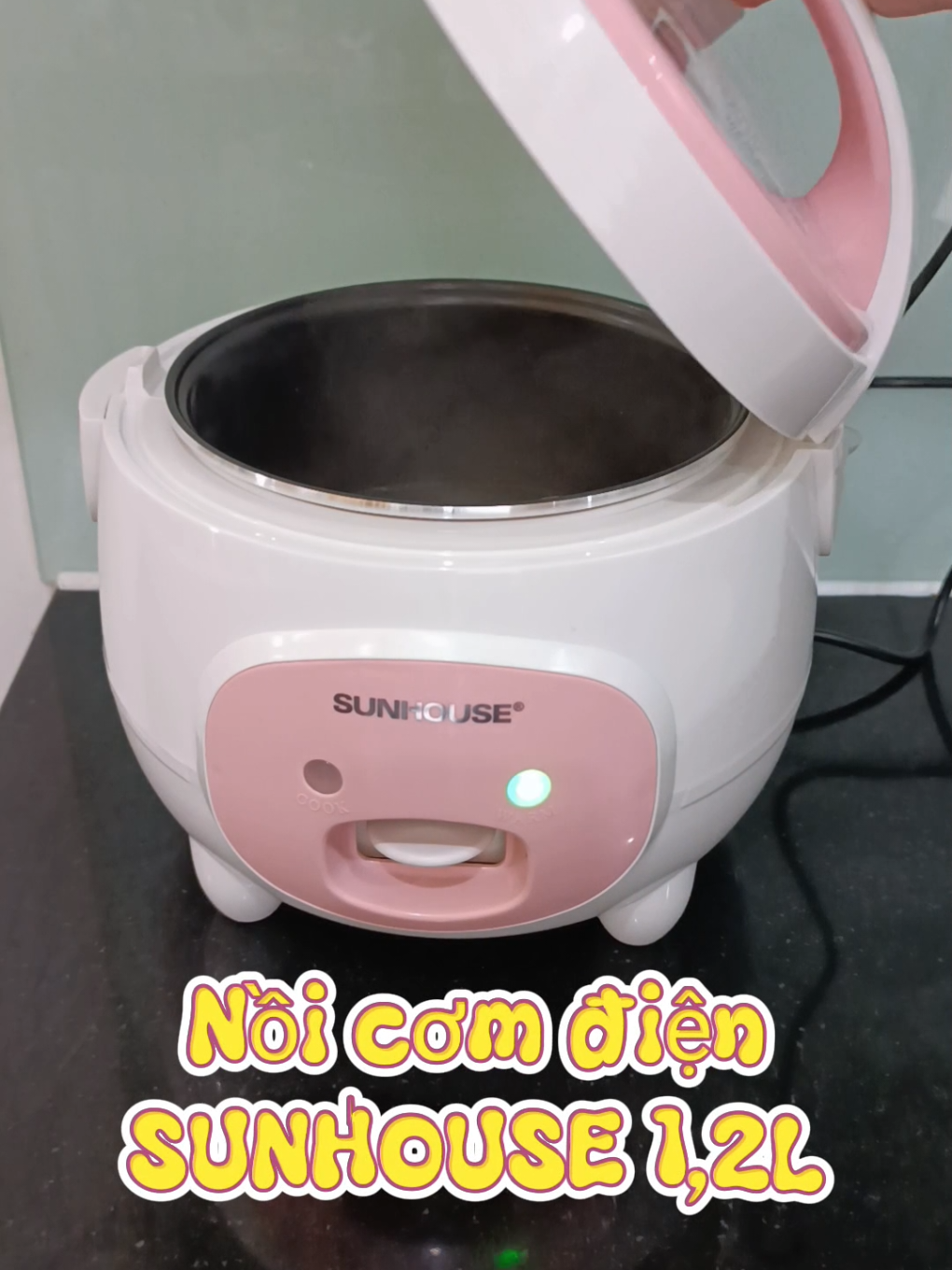 Nồi gì mà màu cưng ghê luôn. Nồi cơm 1,2L này phù hợp nhà 2-4 người, nấu được 2 lon gạo. Bà Nội dùng nồi này nấu đủ các thể loại món nước luôn đỉnh thiệt #noicomdien #noicom1lit2 #noicomnhogon #noicomsunhouse #noicom 