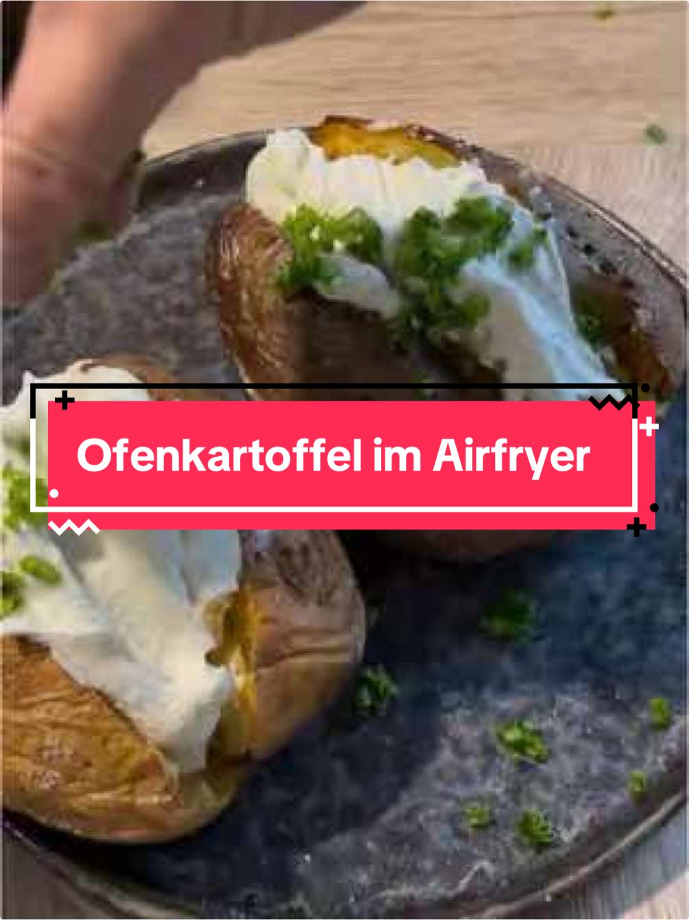 Ofenkartoffel aus dem Airfryer … Große Kartoffeln, Mozzarella Streukäse, Butter, Öl, Salz … Schmand Creme: Schmand, Kräutersalz, Pfeffer, Knoblauchgranulat … Auf 200 Grad für 40 min in den Airfryer. Käse und Butter drauf machen und noch mal für 5 min backen … Mit Schnittlauch servieren  … #airfryer #heissluftfritteuse #rezept #leckeressen #einfachessen #vegetarisch #kartoffelrezept #familientisch #familienessen #familienküche #ichliebeessen #essenliebtmich #liahskitchen 