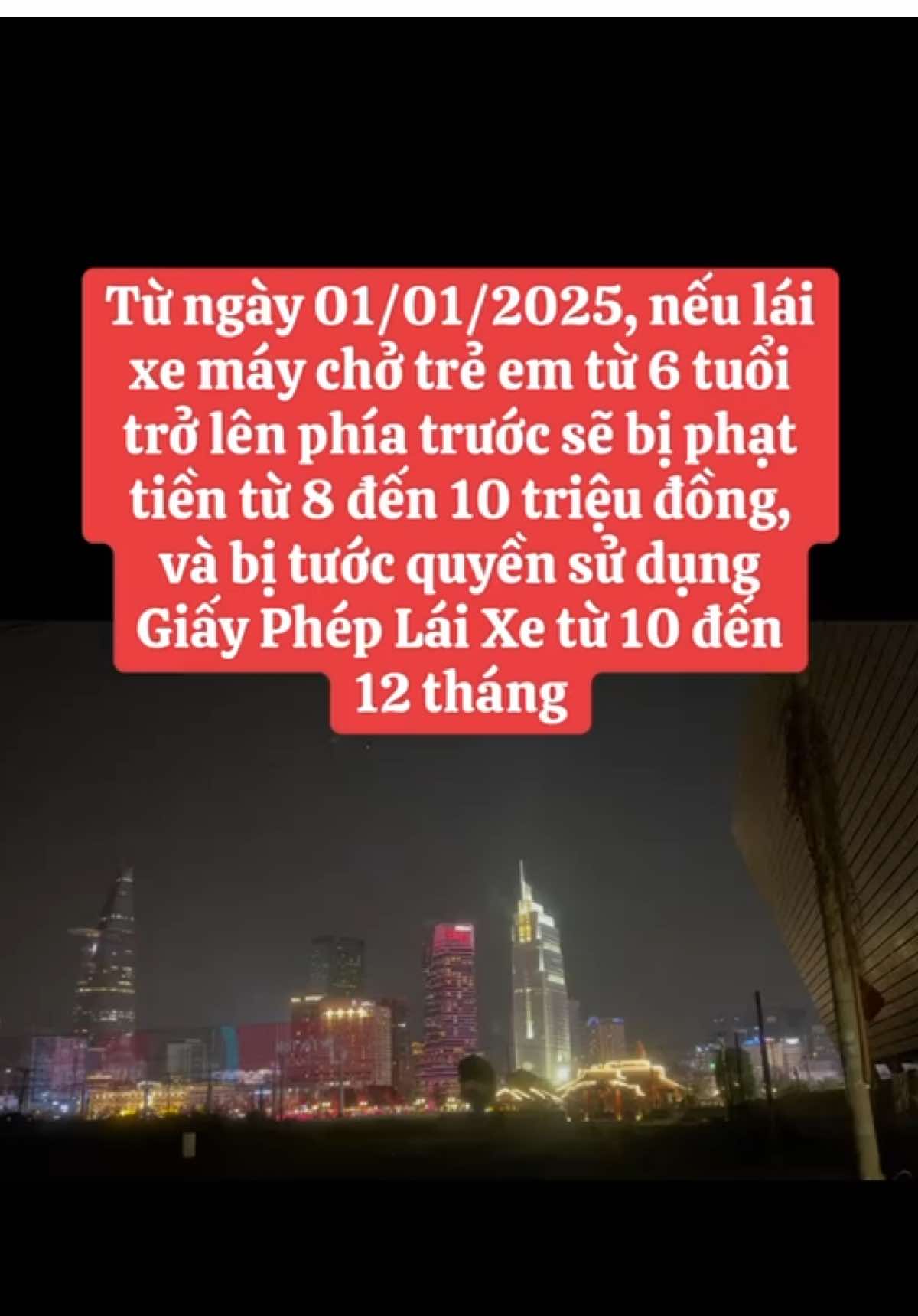 Ai có con nhỏ hay cho ngồi trước lưu ý nhé Từ ngày 01/01/2025, nếu lái xe máy chở trẻ em từ 6 tuổi trở lên phía trước sẽ bị phạt tiền từ 8 đến 10 triệu đồng, và bị tước quyền sử dụng Giấy Phép Lái Xe từ 10 đến 12 tháng