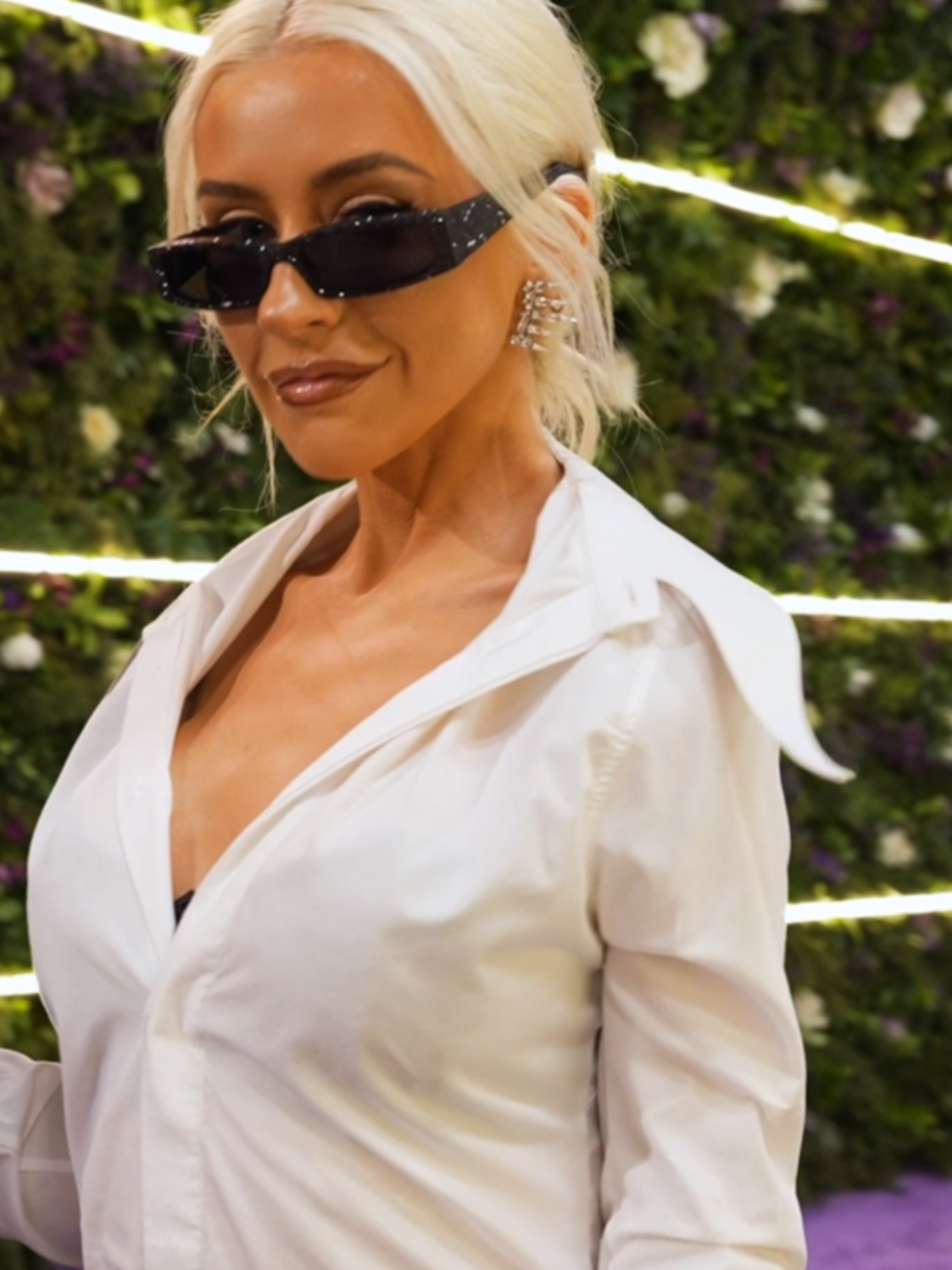 Cómo llevar una camisa blanca a una alfombra roja, por #ChristinaAguilera La cantante lo dejaba claro en los #JoyAwards, combinándola con una falda de acabado brillante y unas gafas de sol de 'glitter'. No hay prenda aburrida si sabes cómo incorporar los accesorios adecuados y ella es una experta en la materia.❤️‍🔥 📹 Vídeo: Getty Images. #looks #redcarpet #TikTokFashion 