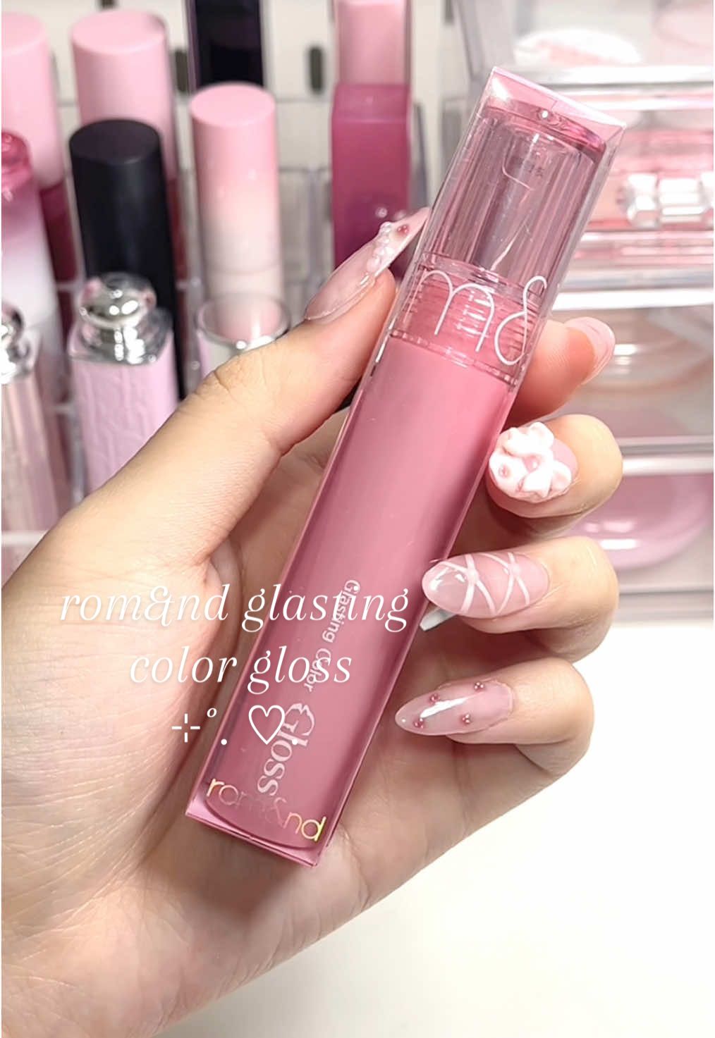 rom&nd's glasting color gloss in peony ballet! ⊹♡˖ it's not sticky and the colour is so pretty i adore this gloss so much >< #fypage #fyp #pink #pinkmakeup #makeup #lipgloss #kbeauty #kbeautymakeup #kmakeup #romand #romandglastingcolorgloss #makeupreview #makeupunboxing 