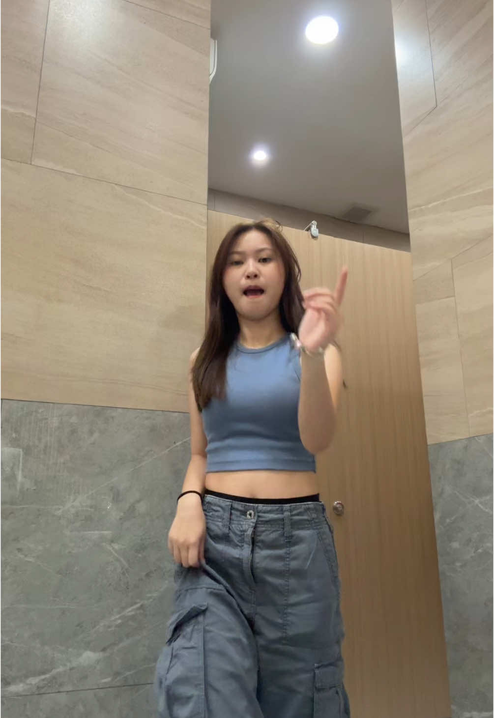 lagi nunggu @CHRISTINE CHIA🐍 di toilet 🤺 #fyp #dance #tiktokdance #dancetrend #foryou 