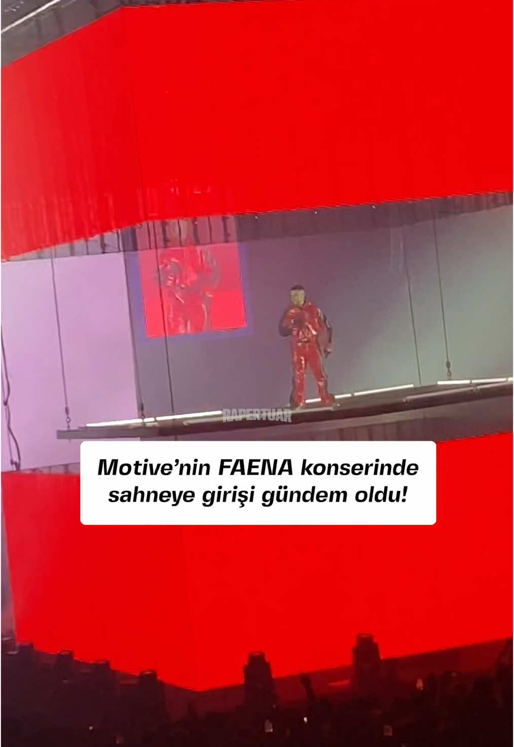 Motive, dün gece Volkswagen Arena’da yoğun bir katılımla FAENA isimli konserini verdi. RUBY, YKKE, Bekom, Bar B, Jefe, Murda, Ohash, BAO, ORB1 ve elbette Pango’nun da yer aldığı konserde, özellikle Motive’nin konsere girerken kullandığı platform çok konuşuldu. Motive’nin konserleri hakkında ne düşünüyorsunuz? Sizce şu anda Türkiye’de en iyi konserleri veren rapçi o mu? #motive #konser #türkçerap #taycan #volkswagenarena 