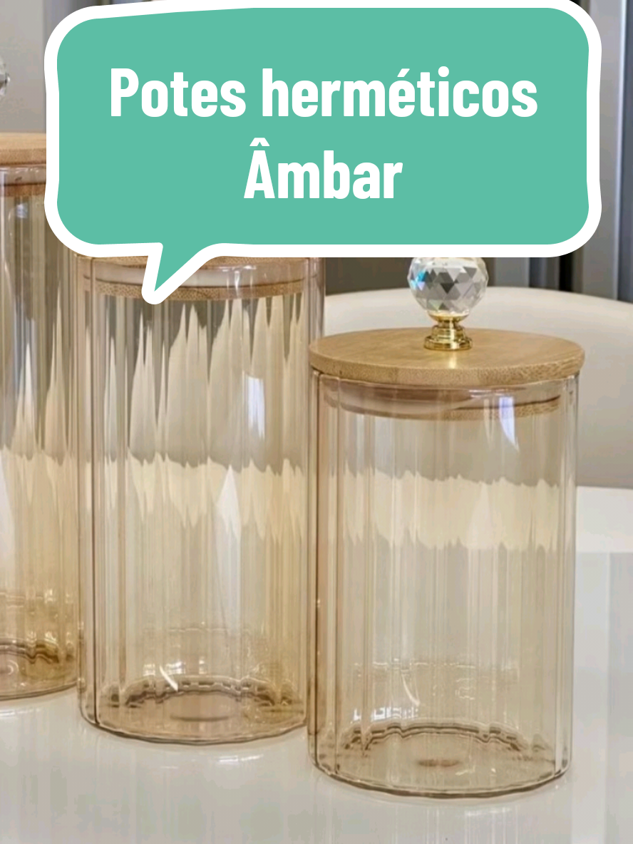 ✨ Kit 3 Potes Herméticos de Vidro Canelado Âmbar – Elegância e Organização na Sua Cozinha! ✨ Transforme sua cozinha em um ambiente organizado e sofisticado com este conjunto de potes herméticos. 🍯🌿 Ideal para armazenar mantimentos com estilo e praticidade. 🌟 Por que escolher esse kit? Vidro borossilicato: Resistente, durável e com design canelado que encanta. Tampa de bambu: Natural, ecológica e com vedação hermética para preservar a frescura dos alimentos. Versatilidade no tamanho:  1 pote de 1 litro 🥜 1 pote de 850ml 🍬 1 pote de 650ml 🌾 💡 Dica KasaPratik: Armazene grãos, massas, doces ou temperos e deixe sua bancada cheia de estilo com o toque âmbar de luxo. 🎯 Perfeito para: Quem busca organização sem abrir mão da beleza. Presentear com utilidade e sofisticação. #OrganizaçãoComEstilo #CozinhaElegante #PotesHerméticos #DesignCanelado #KasaPratik #TampaDeBambu #MantimentosPerfeitos