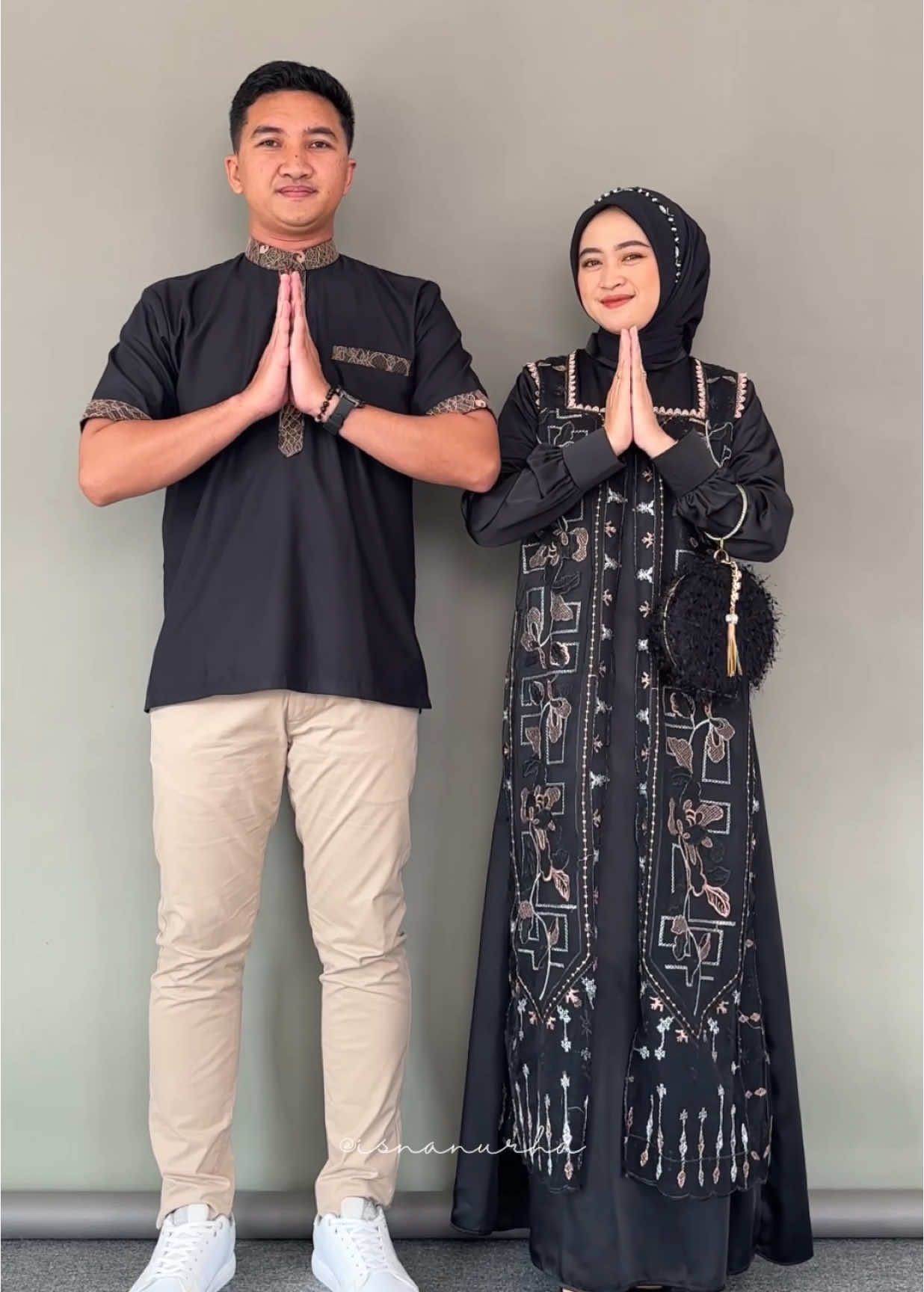 Keliatan simpel tapi mewah, cocok bgt buat kondangan/lebaran bareng suamiiik #fyp #outfitideas #outfitinspiration #outfitlebaran #outfitcouple #kondanganoutfit #lebaran2025 